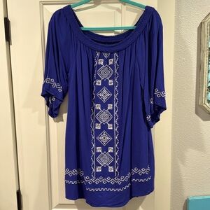 Comfortable embroidered blouse.